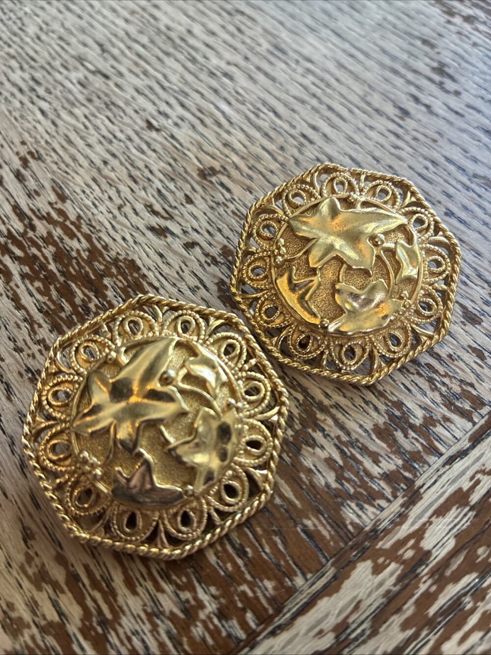 Vintage BARRERA FOR AVON Clip On Earrings Gold Tone Leaf Elvin Nature Classic